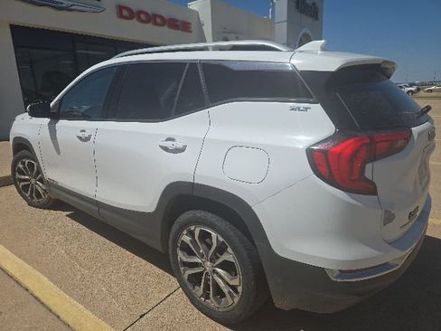 Used 2021 GMC Terrain SLT FWD image 2