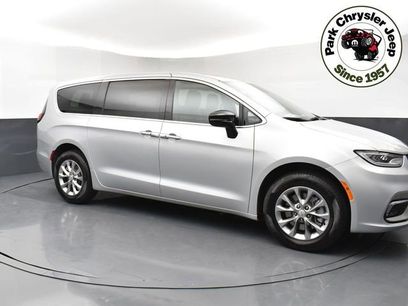 New 2026 Chrysler Pacifica Select