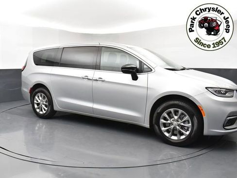 New 2026 Chrysler Pacifica Select AWD/4WD image 1