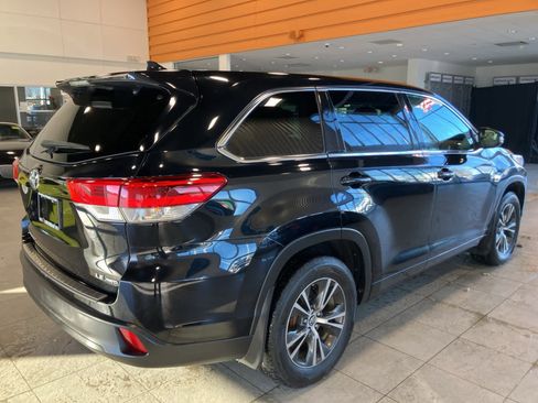 Used 2018 Toyota Highlander AWD V6 image 5