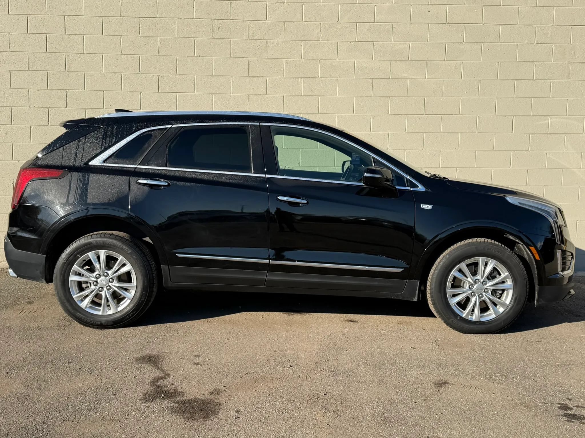 Used 2023 Cadillac XT5 Luxury w/ LPO, Floor Liner Package FWD image 5