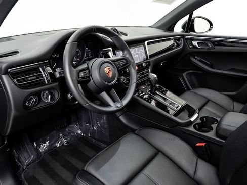 Certified 2026 Porsche Macan AWD/4WD image 4