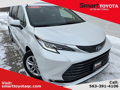 Used 2025 Toyota Sienna Limited image 1
