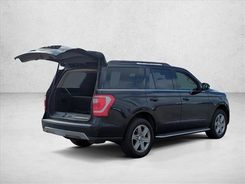 Used 2021 Ford Expedition XLT image 3