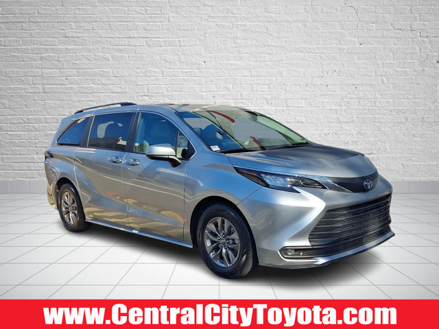 Certified 2025 Toyota Sienna XLE FWD image 1