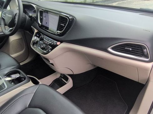 Used 2024 Chrysler Pacifica Touring-L FWD image 31