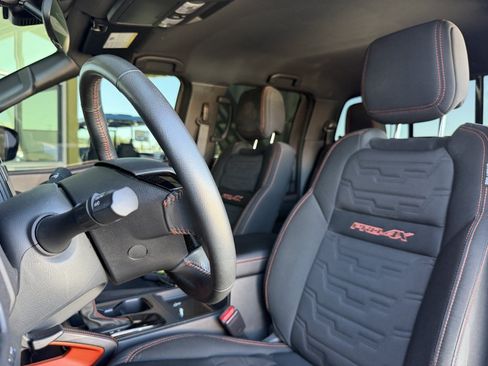 Used 2025 Nissan Frontier PRO-4X AWD/4WD image 33