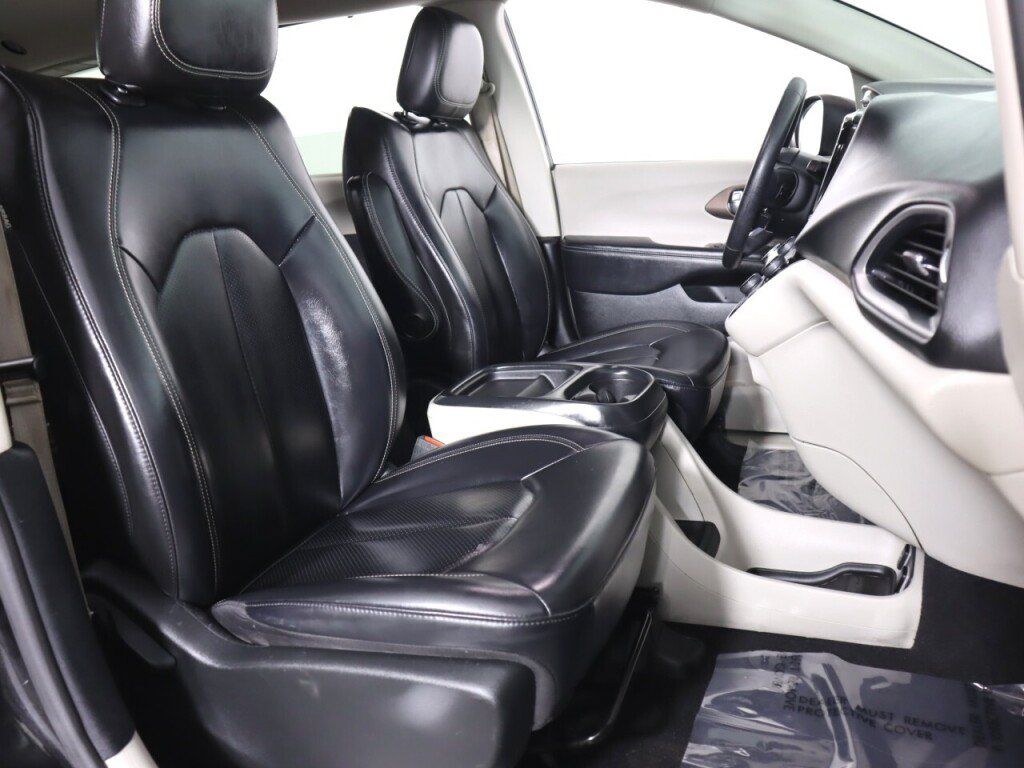 Used 2020 Chrysler Voyager Lxi FWD image 37