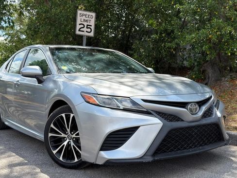 Used 2018 Toyota Camry SE FWD image 1
