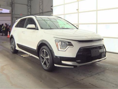 Used 2023 Kia Niro SX image 4