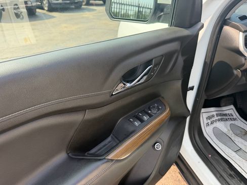 Used 2022 GMC Acadia SLE w/ Driver Convenience Package FWD image 11