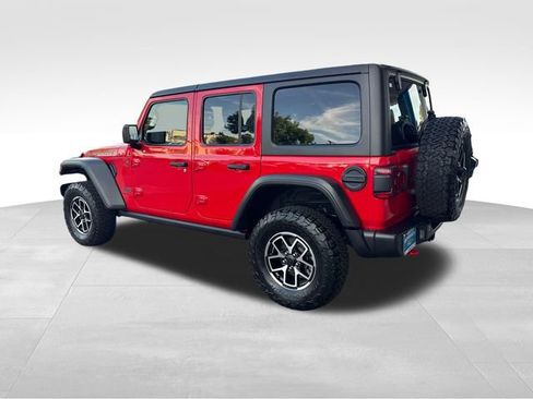 Used 2025 Jeep Wrangler Unlimited Rubicon w/ Convenience Group AWD/4WD image 3