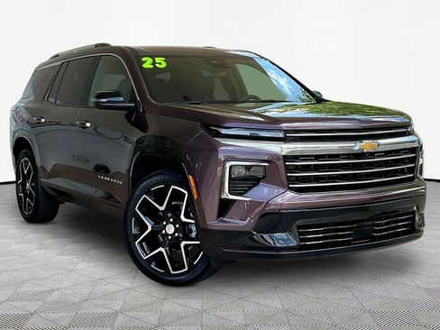 Used 2025 Chevrolet Traverse High Country FWD image 3