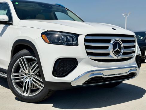 Used 2026 Mercedes-Benz GLS 450 4MATIC image 3