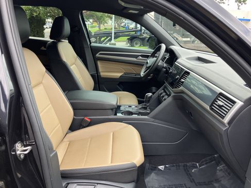 Used 2023 Volkswagen Atlas Cross Sport SE FWD image 33