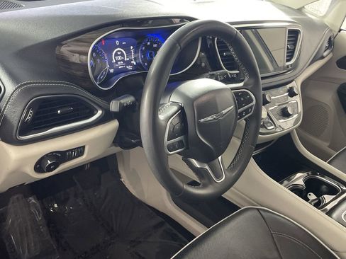 Used 2023 Chrysler Pacifica Limited image 11