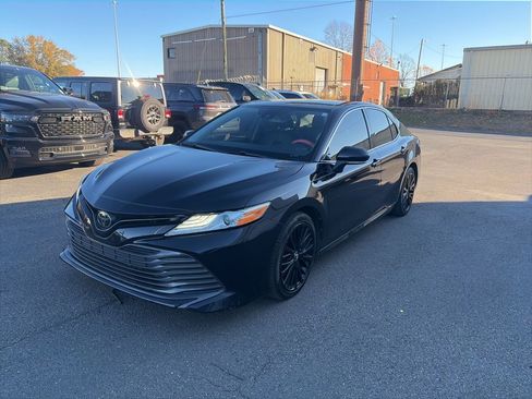 Used 2019 Toyota Camry SE image 3