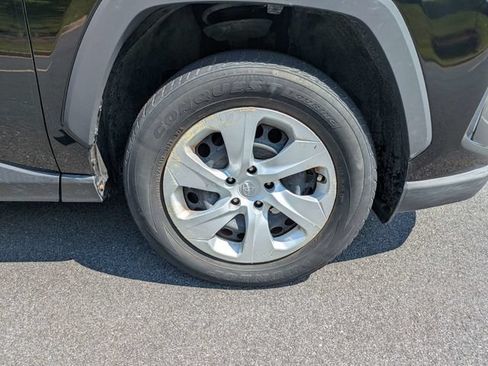 Used 2019 Toyota RAV4 LE FWD image 11