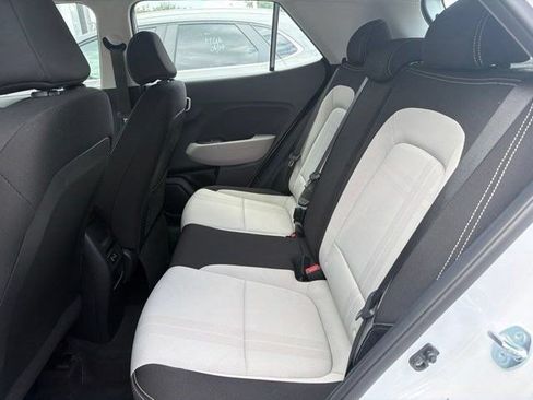 Used 2025 Hyundai Venue SEL FWD image 5
