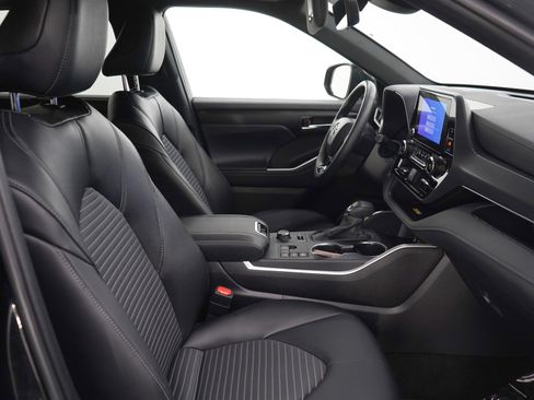 Used 2025 Toyota Highlander XSE image 11