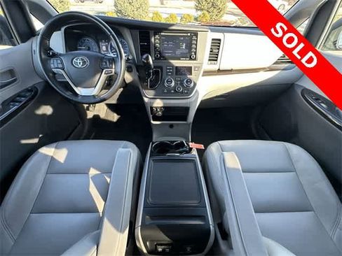 Used 2020 Toyota Sienna XLE image 21