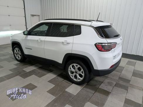 Used 2025 Jeep Compass Latitude AWD/4WD image 2