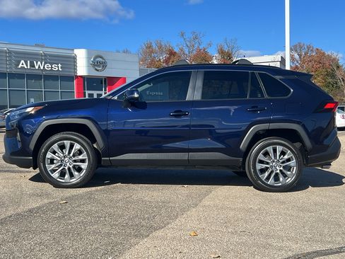 Used 2023 Toyota RAV4 XLE Premium image 8
