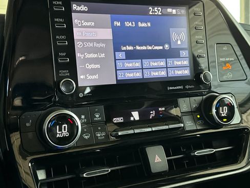 Used 2022 Toyota Highlander XLE FWD image 23