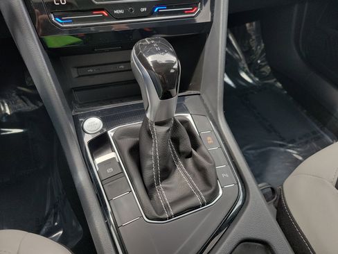 Used 2025 Volkswagen Taos SE image 31