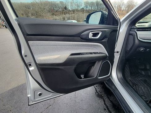 Used 2025 Jeep Compass Sport image 23