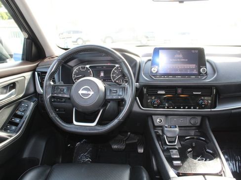 Used 2022 Nissan Rogue SV w/ SV Premium Package image 11