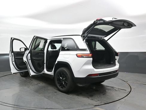 Used 2025 Jeep Grand Cherokee Altitude AWD/4WD image 48