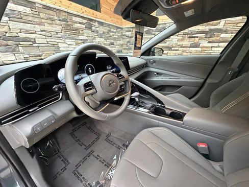 Used 2023 Hyundai Elantra SEL w/ Convenience Package image 10