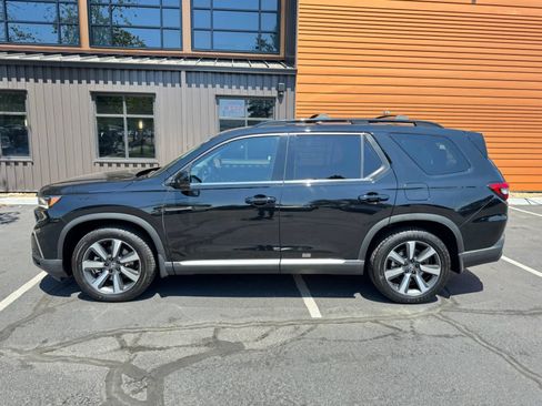 Used 2023 Honda Pilot Touring image 2