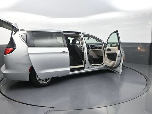Used 2022 Chrysler Voyager LX FWD image 35