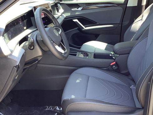 New 2025 Volkswagen Tiguan SE image 22