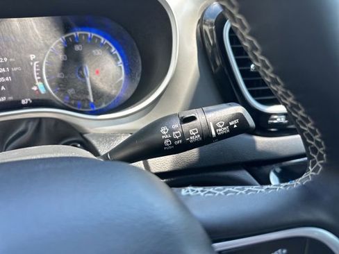 Used 2025 Chrysler Pacifica Select FWD image 23