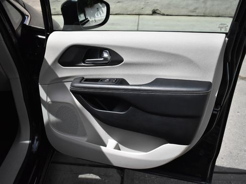 Used 2024 Chrysler Pacifica Touring-L FWD image 41
