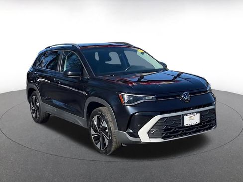 Used 2025 Volkswagen Taos SE image 3