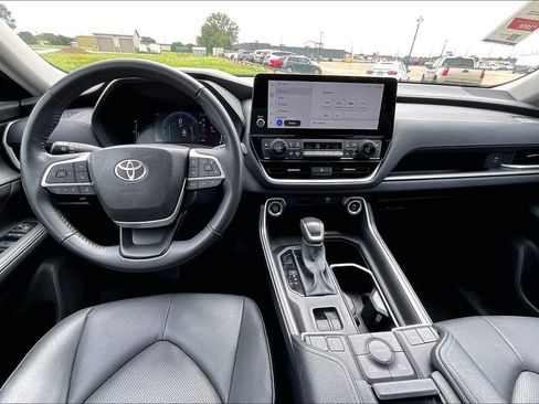 Used 2025 Toyota Grand Highlander AWD image 13