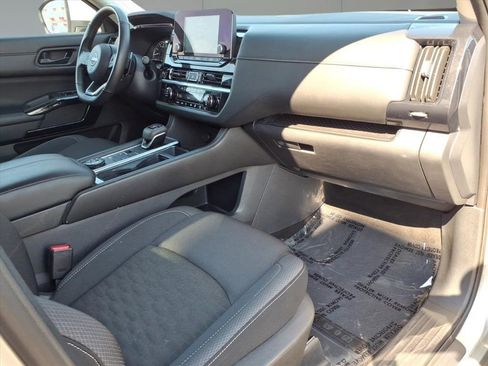 Used 2024 Nissan Pathfinder SV image 7