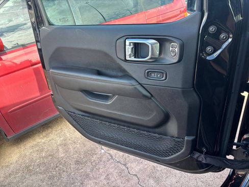 Used 2025 Jeep Wrangler Unlimited Sahara AWD/4WD image 18