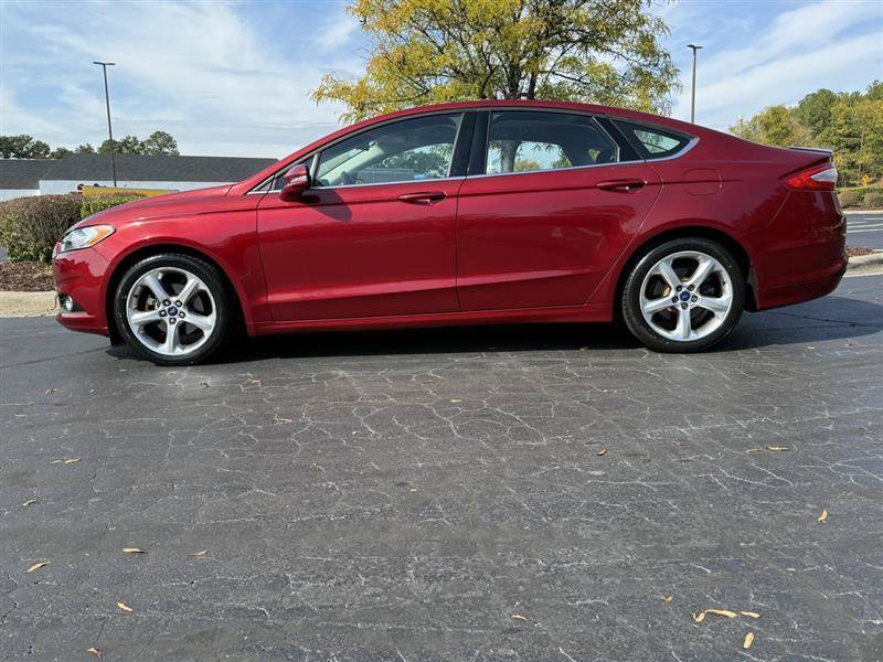 Used 2016 Ford Fusion SE w/ Equipment Group 201A FWD image 2