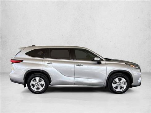Used 2022 Toyota Highlander LE AWD/4WD image 4