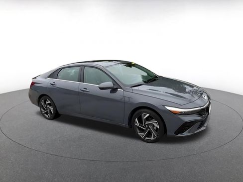 Used 2025 Hyundai Elantra Limited FWD image 2
