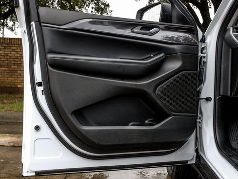 Used 2023 Jeep Grand Cherokee Laredo w/ Luxury Tech Group I image 53