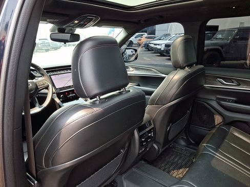 Used 2024 Jeep Grand Cherokee Limited w/ Black Appearance Package AWD/4WD image 21