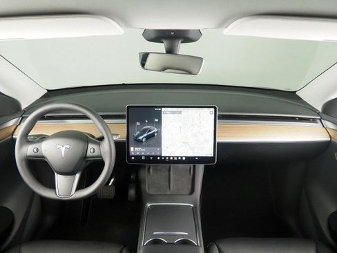 Used 2024 Tesla Model Y 2WD image 3