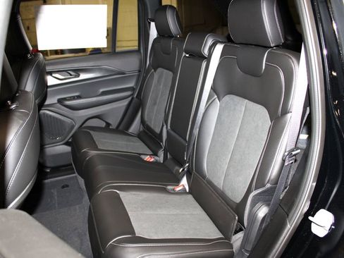 New 2025 Jeep Grand Cherokee Altitude image 27