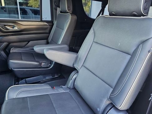 Used 2023 GMC Yukon XL SLT w/ SLT Luxury Package image 21